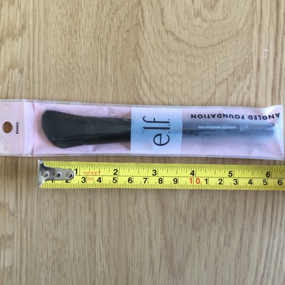 E.L.F. Angled Foundation Brush 6 " NWT - Picture 6 of 6